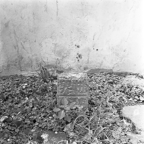 boundary stone with inscriptions “桩界, 上海市”